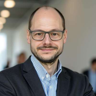 Porträt: Dr. Paul Droschl-Enzi